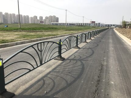 锌钢道路隔离花式护栏户外金属马路栏杆物业小区厂区铁艺机非栅栏