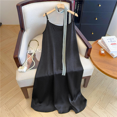 黑色挂脖醋酸缎面吊带连衣裙女2025夏季大码胖mm显瘦内搭法式长裙