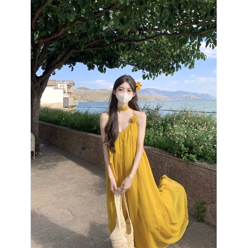 克莱因蓝挂脖吊带连衣裙2025巨好看夏季大码胖mm海边度假裙子长裙