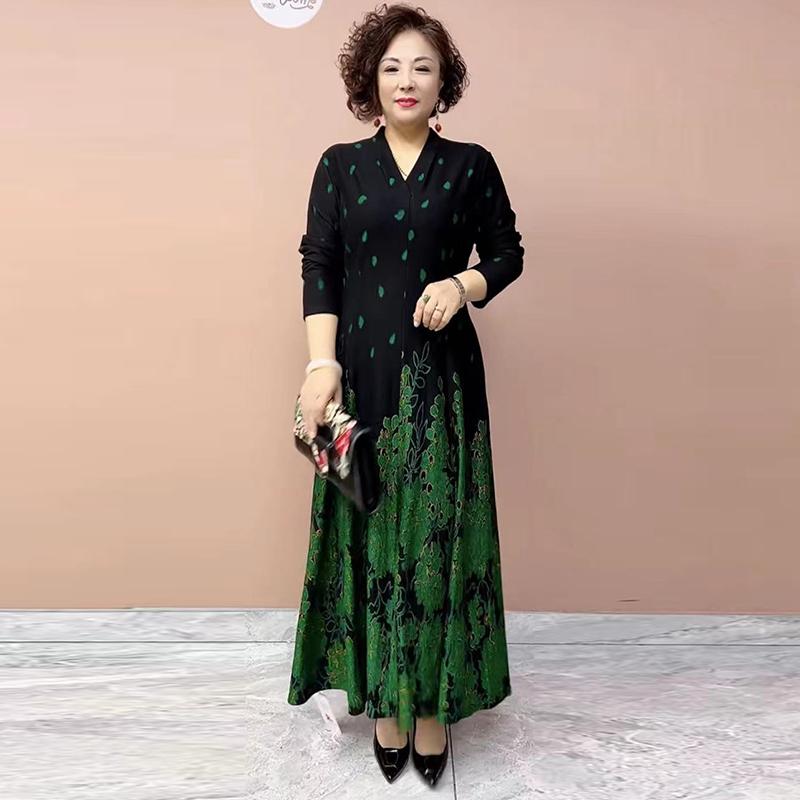 气质妈妈金貂绒连衣裙秋冬新款中老年妈妈定位花显瘦大摆裙长裙子