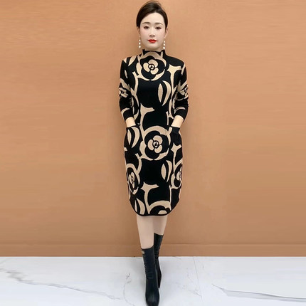贵夫人针织连衣裙2026秋冬新款宽松大码遮肚半高领过膝玫瑰打底裙