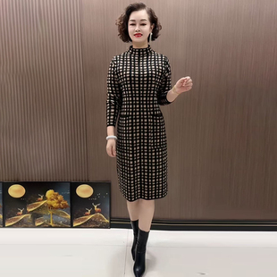 中老年针织连衣裙2025秋冬新款宽松大码遮肚半高领过膝格子打底裙