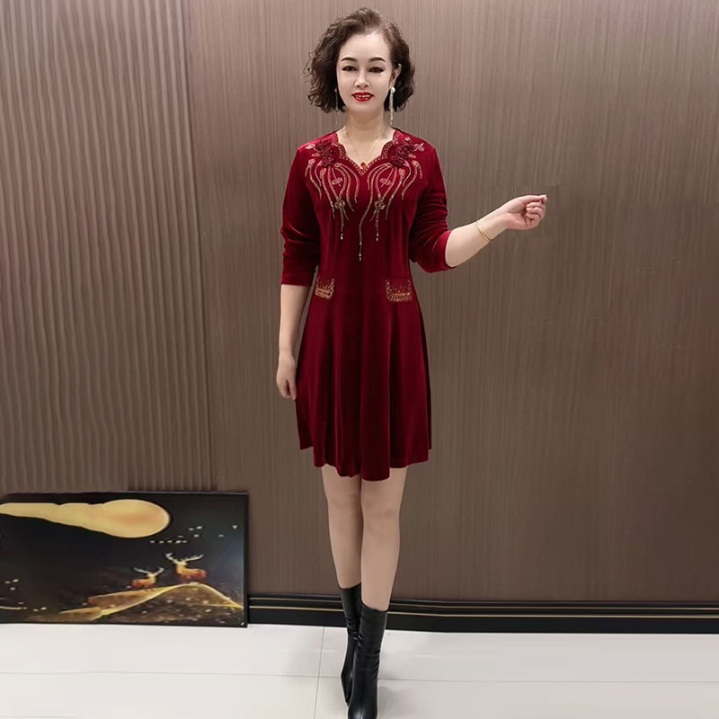 春季新款礼服妈妈优雅丝绒连衣裙V领显瘦钉珠绣花高端A字裙中长裙