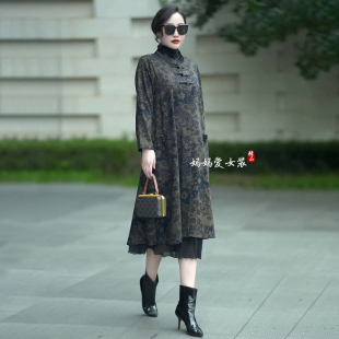 阔太太春秋长款国风盘扣大衣外套气质减龄宽松中老年妈妈过膝风衣