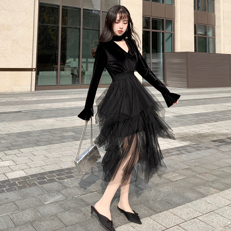 丝绒小黑裙