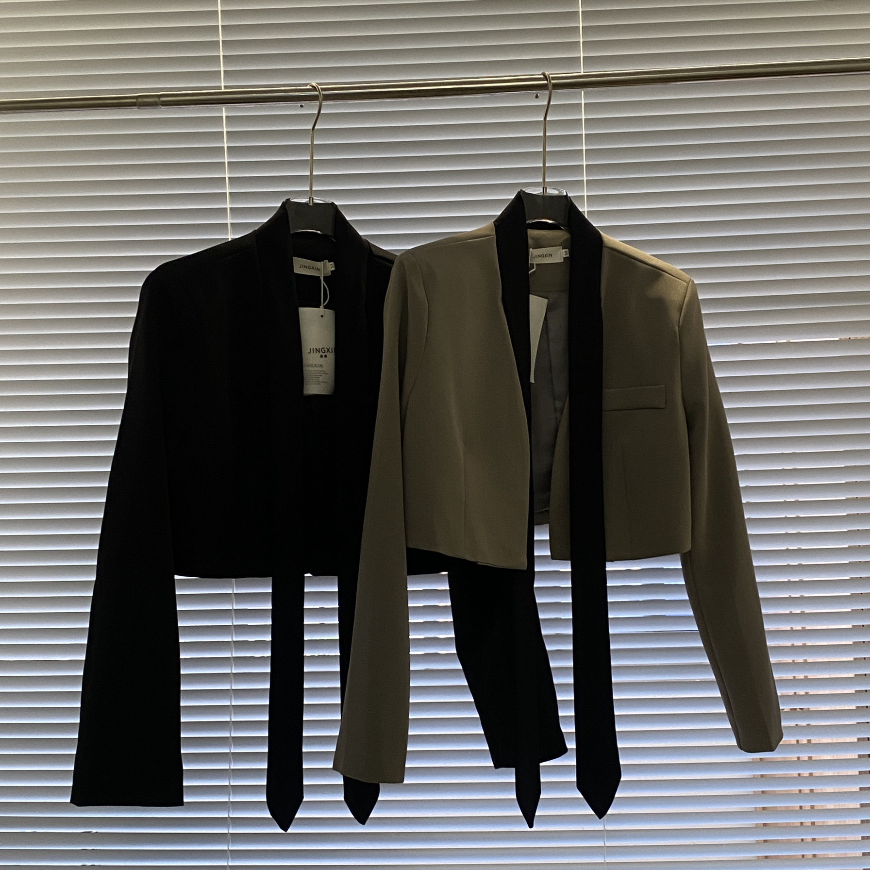 飘带短款西装披肩外套女春秋2025设计感今年流行小西服小个子上衣