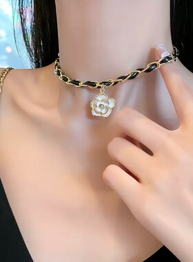 149轻奢高级感配饰项链女小众设计感锁骨链皮质项圈甜酷山茶花潮