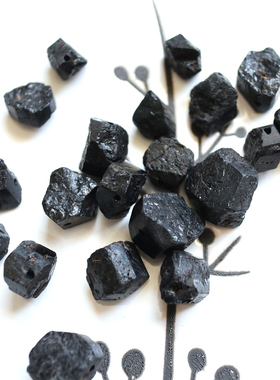 别致煤核！天然黑碧玺扁形颗粒多面体未打磨散珠子DIY串珠小众