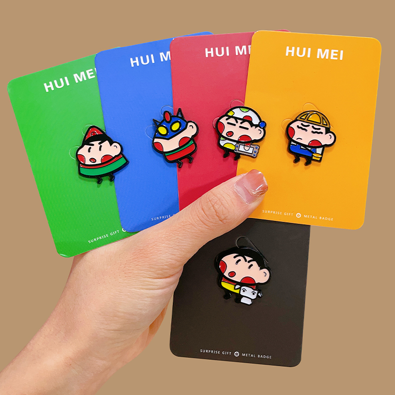 日系动漫蜡笔小新周边金属胸针可爱卡通送朋友学生徽章别针男女