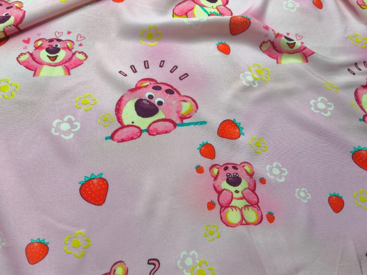 一米价40支棉绸粉底草莓熊系列婴童手工裙床品数码布料