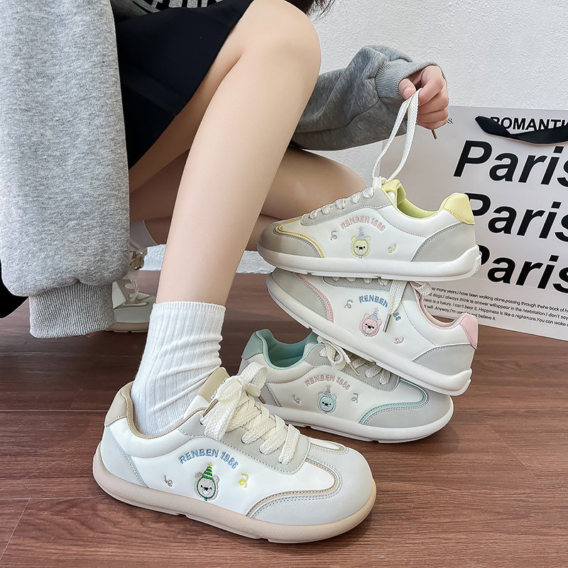 人本春季百搭潮流小白鞋女2025年新款透气舒适泡芙鞋可爱小熊板鞋
