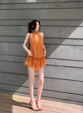 Lienni夏日滤镜2026夏季新款气质低腰显瘦拼接蕾丝挂脖连体裤裙女