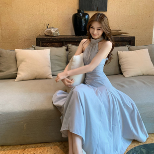 Lienni2025年冬季新款收腰显瘦细蓝条纹长款挂脖无袖内搭连衣裙女