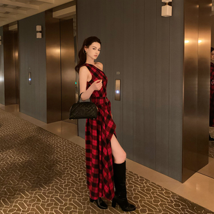 Lienni2025冬季新款开叉收腰显瘦格纹长款镂空斜肩内搭连衣裙女