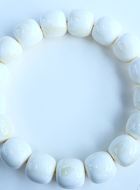 同料 13.3mm俄料漆瓷白老型珠手串 顺白几乎无纹  重：25.38克