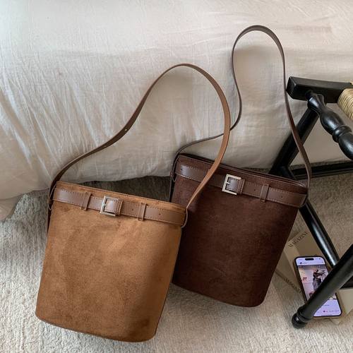 韩国ins风小众个性皮带扣设计时尚简约绒面复古单肩手提水桶包女