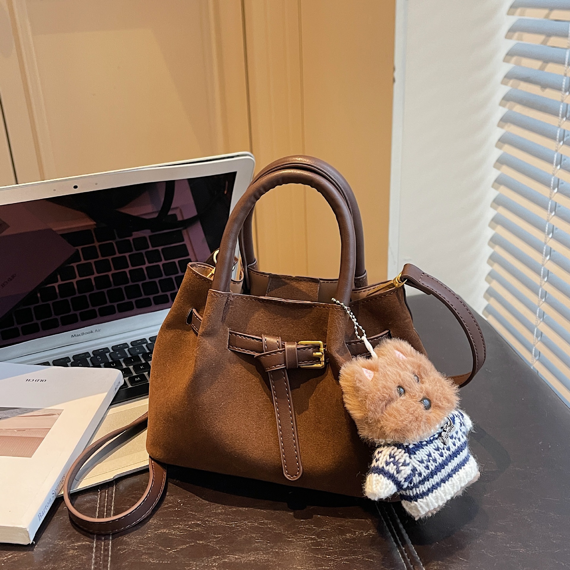 麂皮绒包包女2025新款秋冬复古百搭斜挎包小众设计单肩手提水桶包