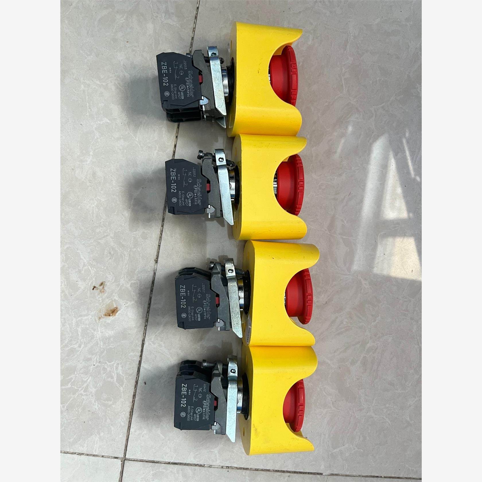 施耐德急停复位开关ZBE-102四个，需要直拍！二手商品售议价下单
