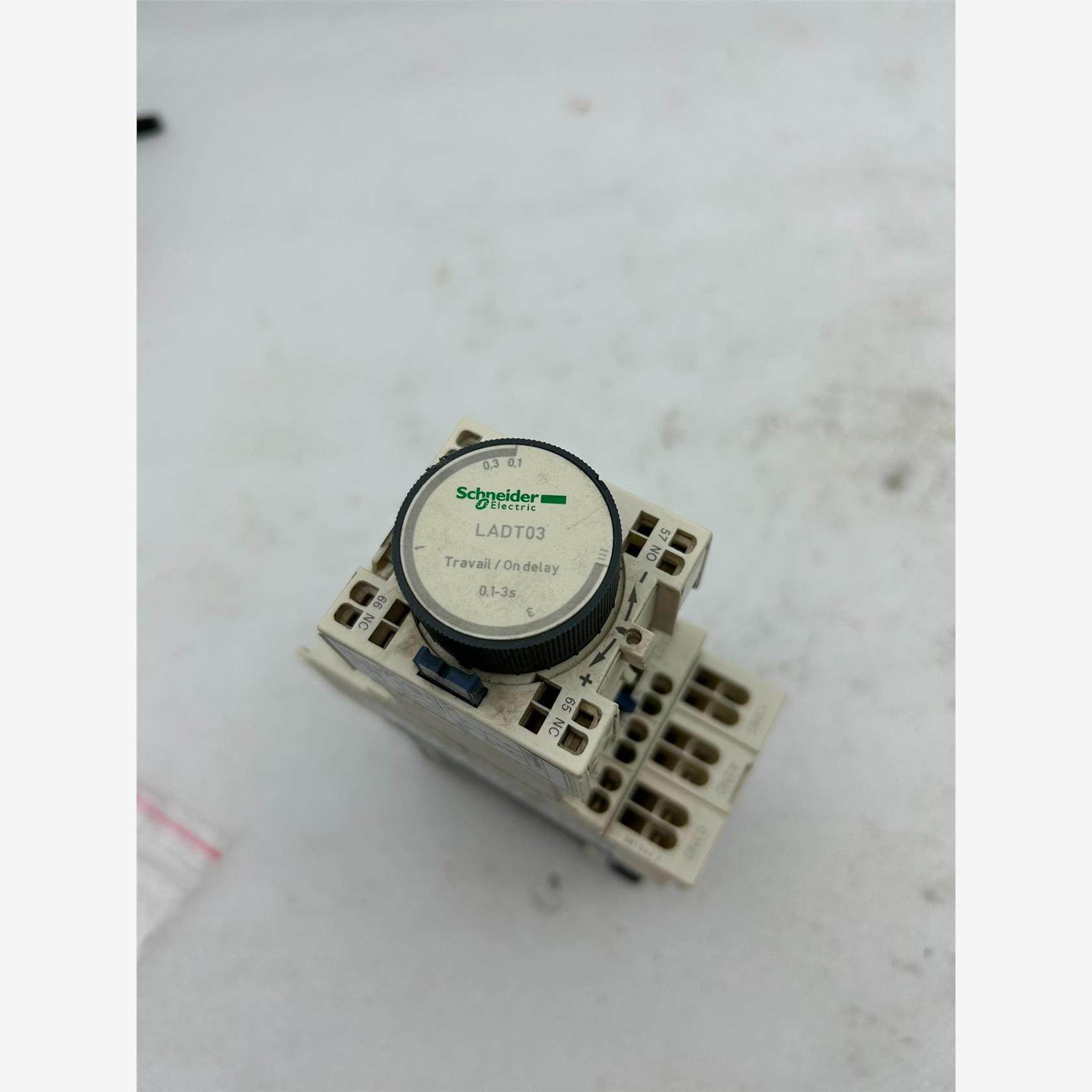 施耐德继电器CAD32BD +LADT03，成色不错，功能包议价下单