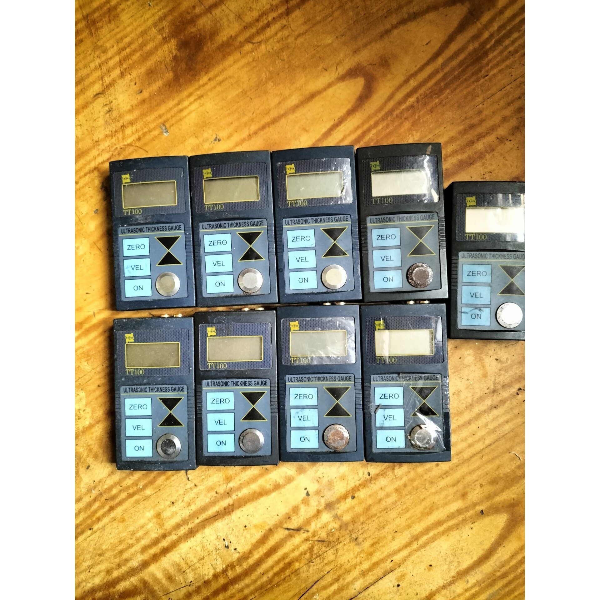 维修指导时代 金属测厚仪TT100成色如图,装电池正常开机,没有其他