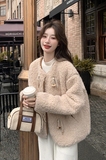 现货米杏色羊羔毛皮毛一体牛角扣短外套女159-882P175K258，女装短外套，浙宝159