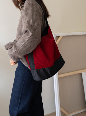 MOREGOOL 23/FW 原创红色灯芯绒尼龙拼接水桶包  大容量单肩包