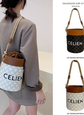 高级感凯旋门包包女2025春夏新款麻绳老花水桶包大容量单肩腋下包