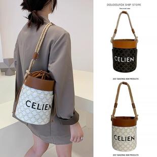 高级感凯旋门包包女2025春夏新款麻绳老花水桶包大容量单肩腋下包