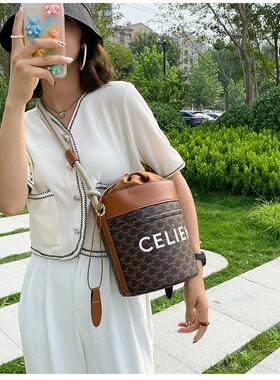 赛林凯旋门包包2024秋冬新款麻绳老花水桶包大容量单肩腋下包女包