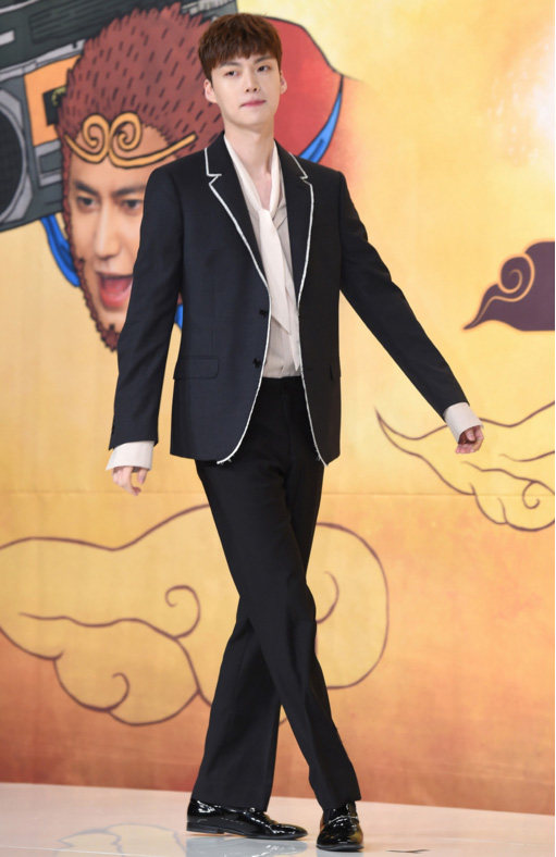 白边排扣长袖外套西服明星同款