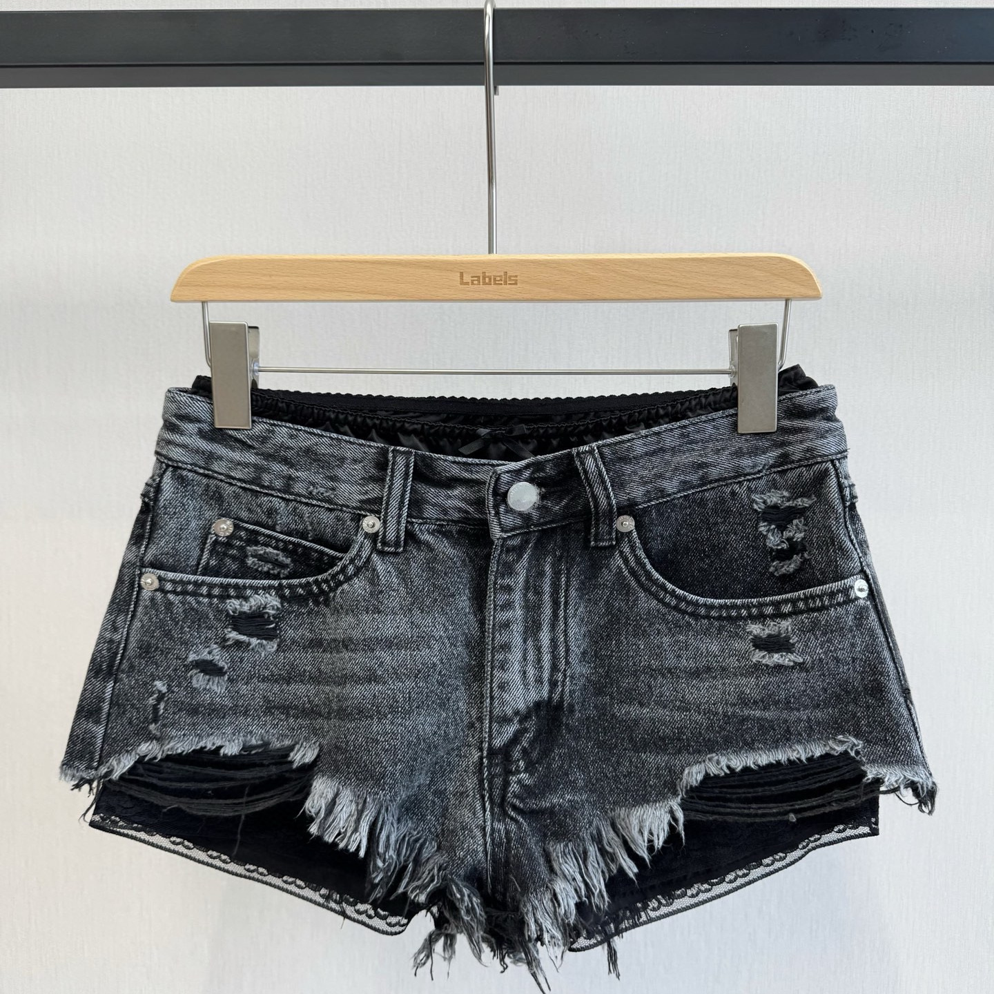 做旧破洞毛须边双腰蕾丝牛仔短裤