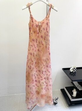 小众设计 24夏 法式浪漫度假系 扎染碎花印花扭结肩带吊带连衣裙