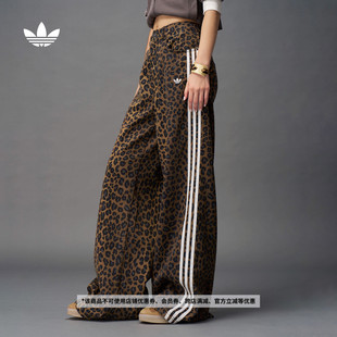 adidas阿迪达斯官方三叶草 女装 经典 宽松豹纹印花三条纹牛仔运动裤