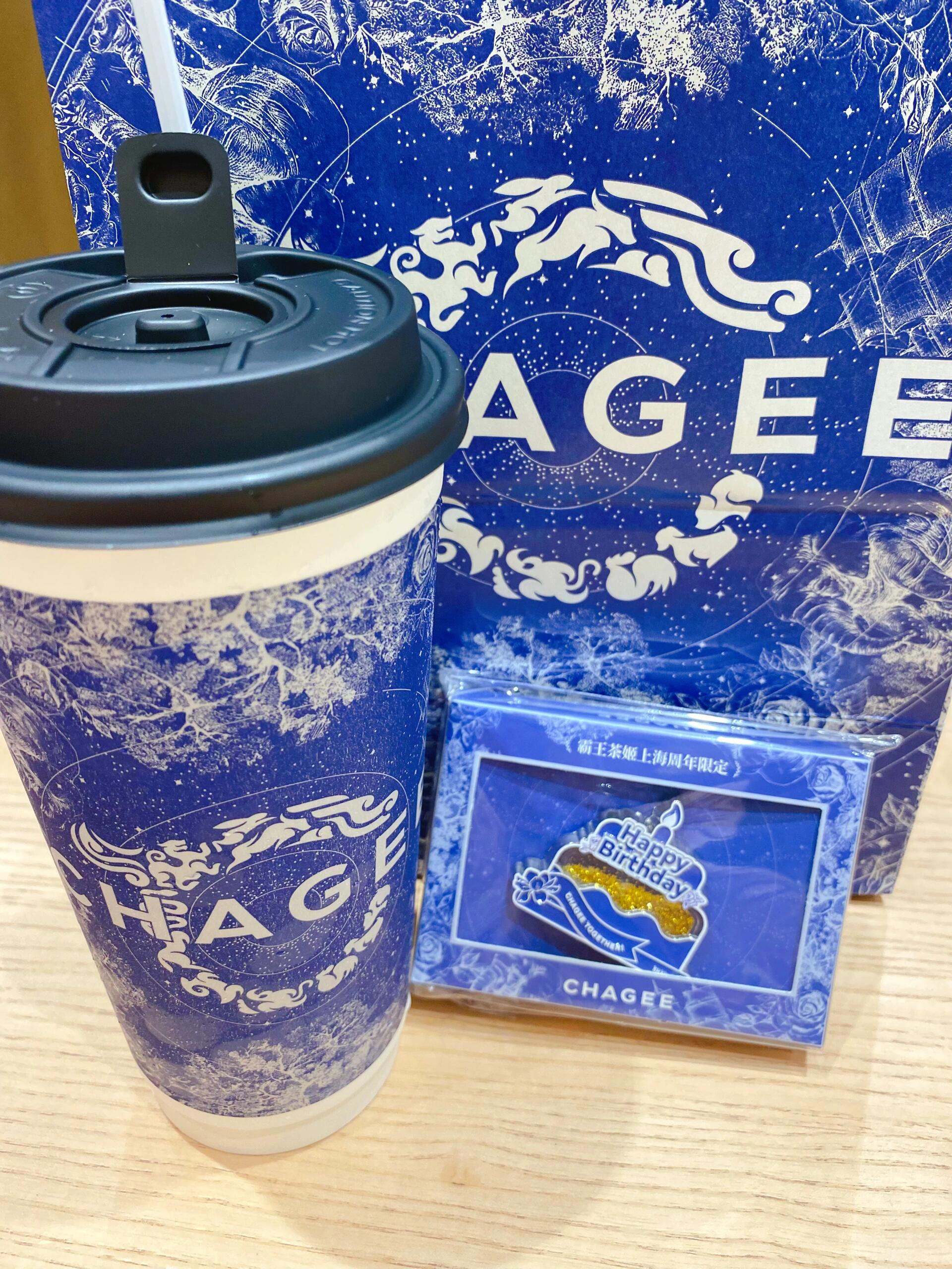 正品代购霸王茶姬上海地区一周年限定生日金色流沙徽章周边