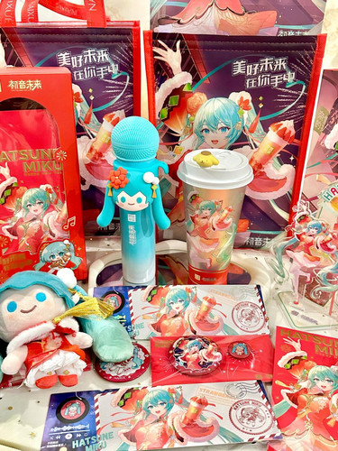 正品代购奈雪的茶联名初音未来联名玩偶流沙立牌保温杯镭射票吧唧