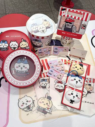 正品代购肯德基chiikawa联名吉伊卡哇挎包小八吉伊乌萨奇挂件贴纸