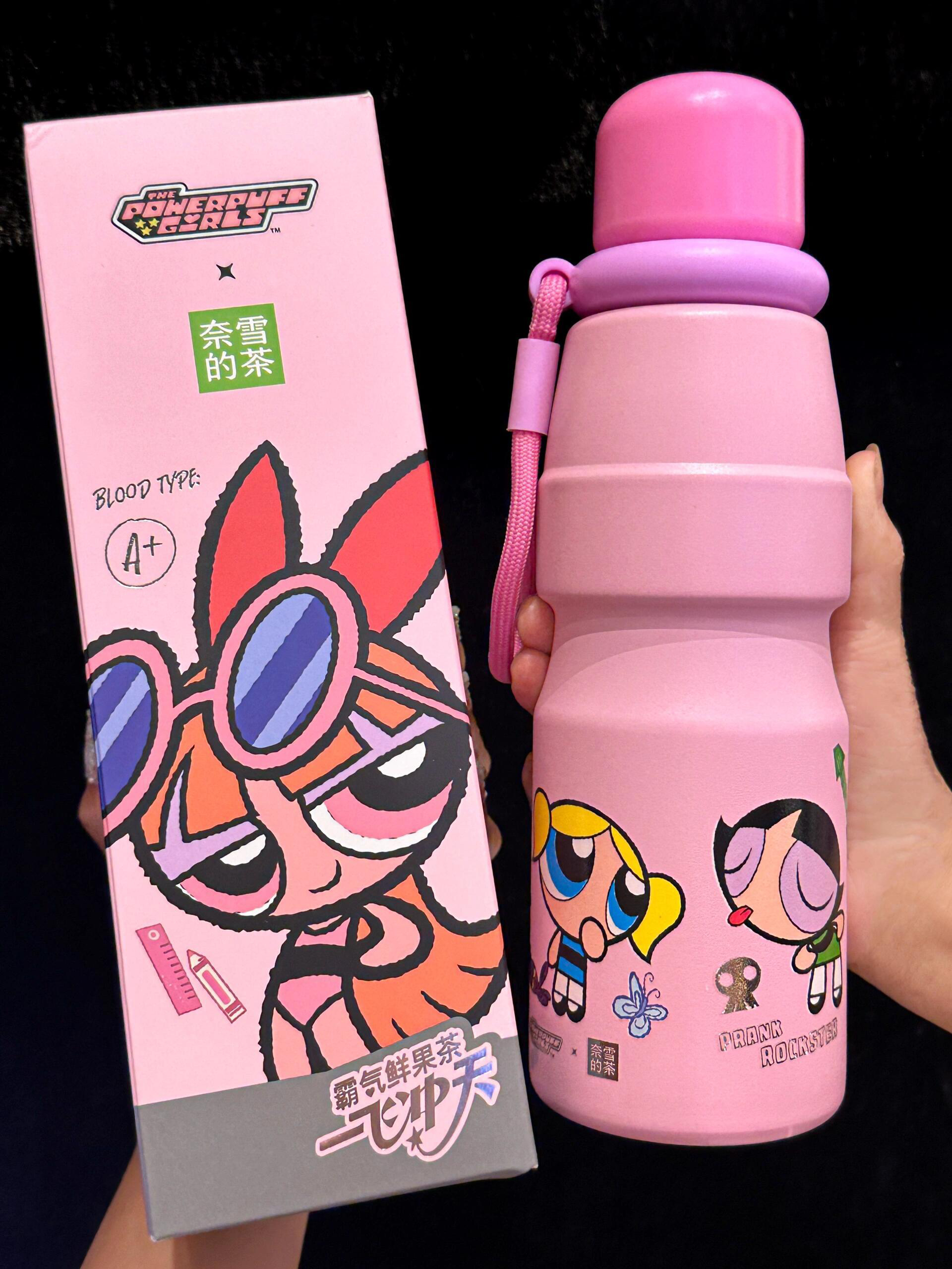 正品代购奈雪的茶联名飞天小女警保温杯行李牌冰箱贴徽章竹蜻蜓