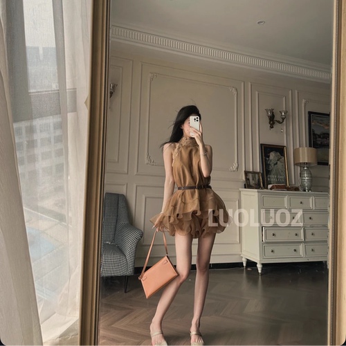 轻奢棕影挂脖收腰短款短裤套装
