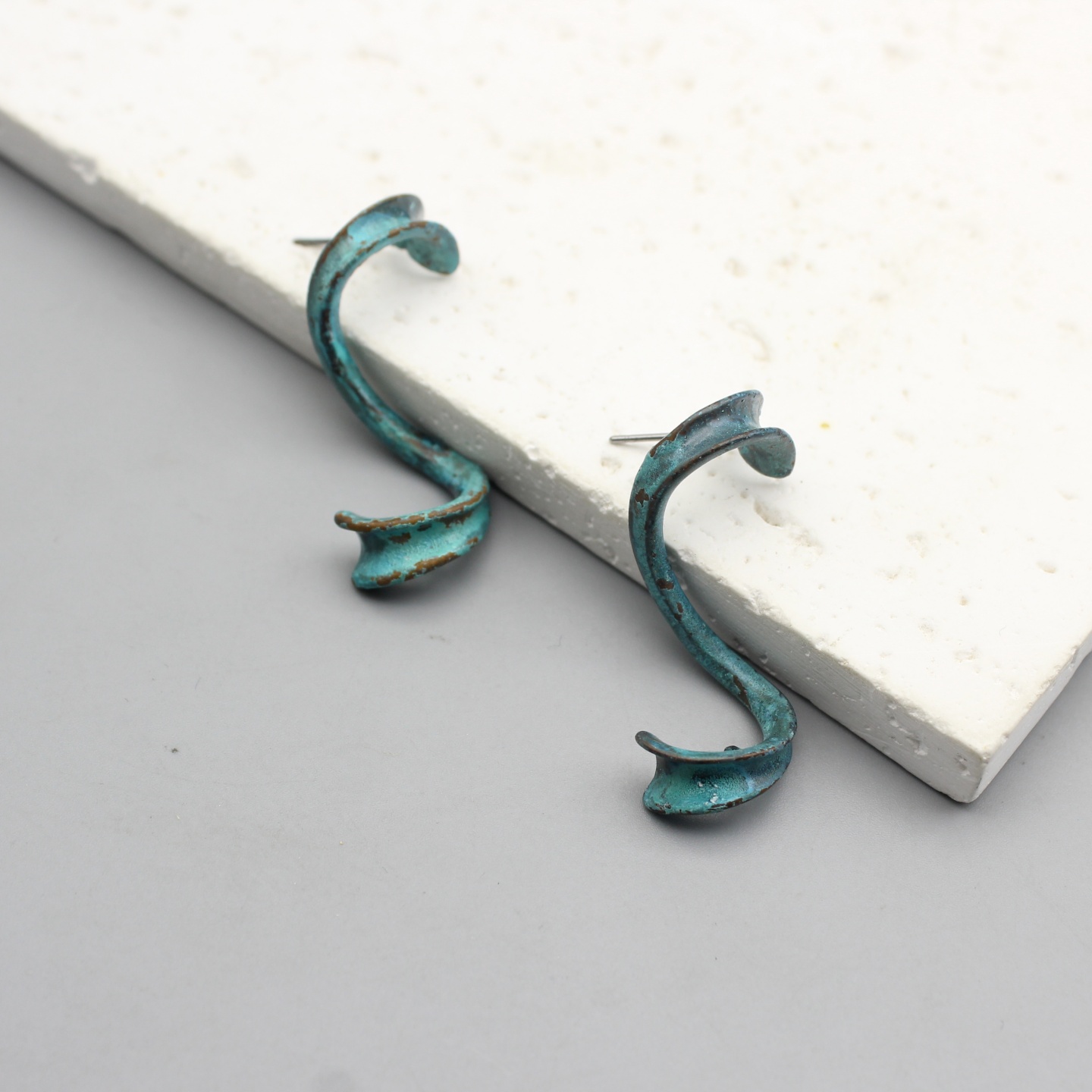 欧美小众复古青铜绿S形耳环金属感长款气质个性度假耳饰女