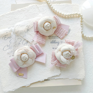 花漾轻复古甜美中古粉色小香风山茶花蝴蝶结珍珠连衣裙胸前配饰