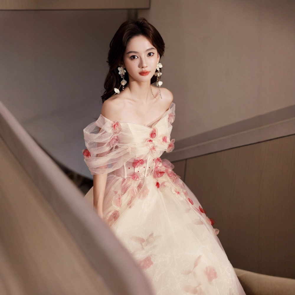 敬酒服新娘超仙订婚晚礼服轻奢小众高端公主裙花瓣生日宴会主持人