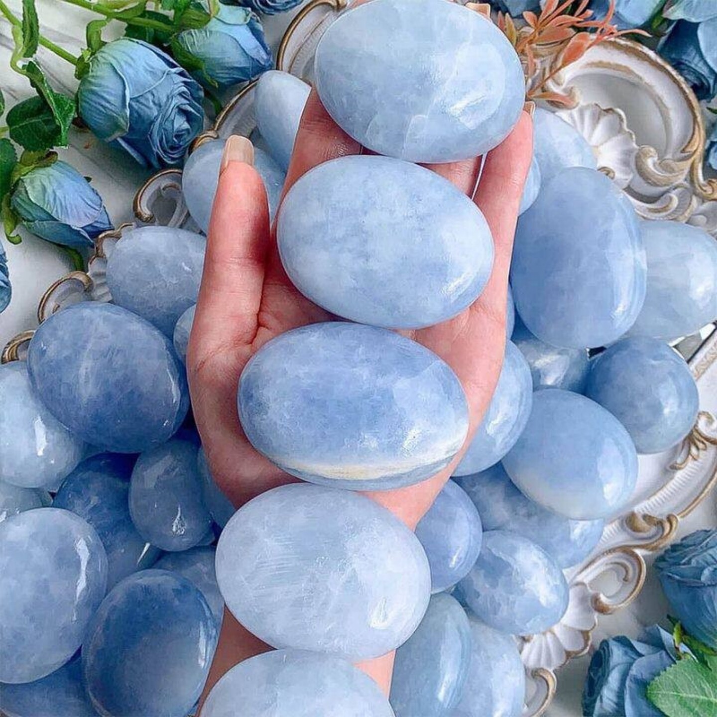 椭圆形天然水晶天青石手把件手握把玩原石摆件打磨蓝晶石巴掌石头