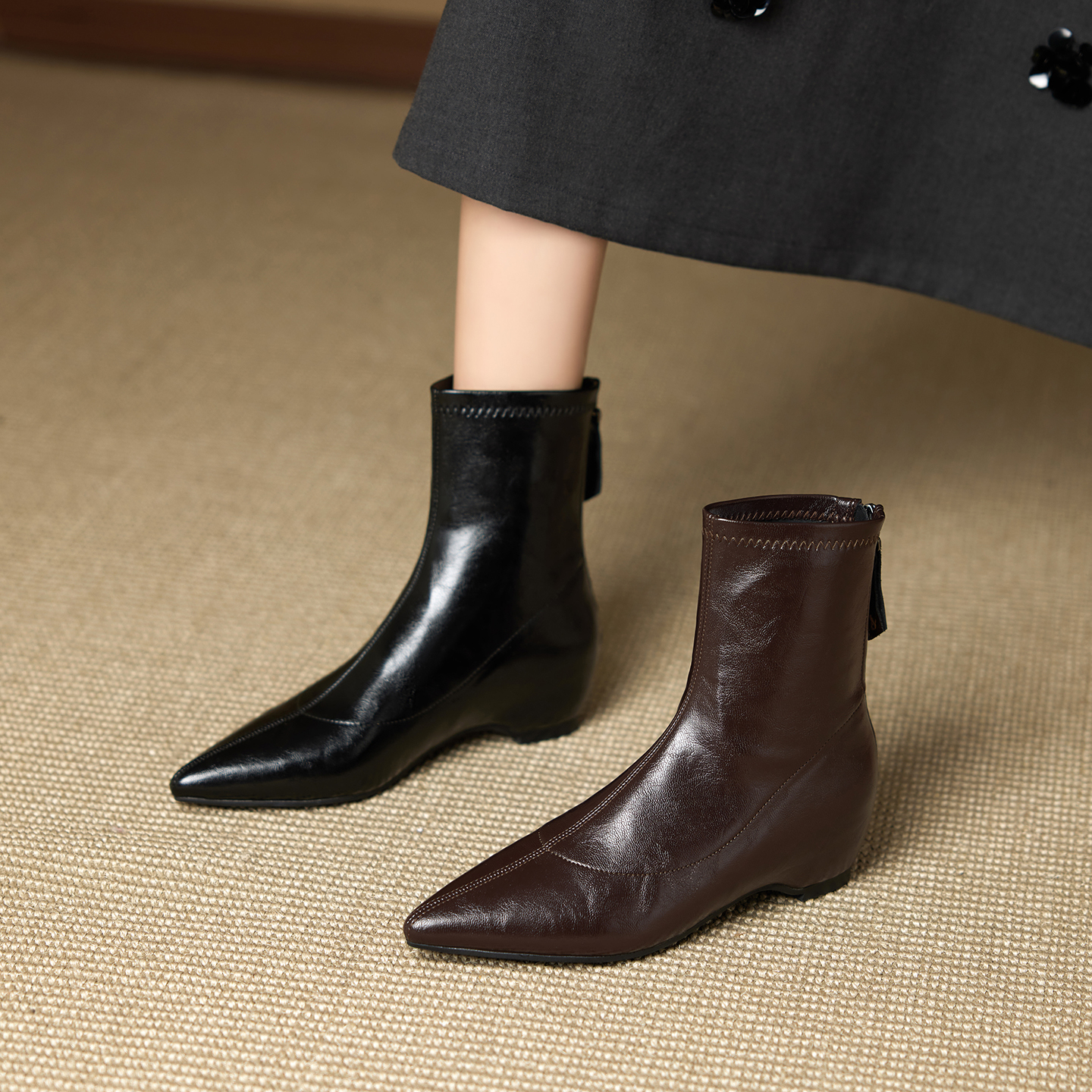 极简真皮尖头后拉链弹力短靴女