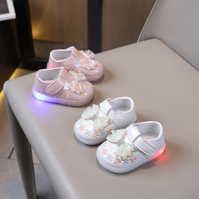 带灯春秋女宝宝鞋子女童童鞋软底婴儿学步鞋0-1到2岁小童公主皮鞋