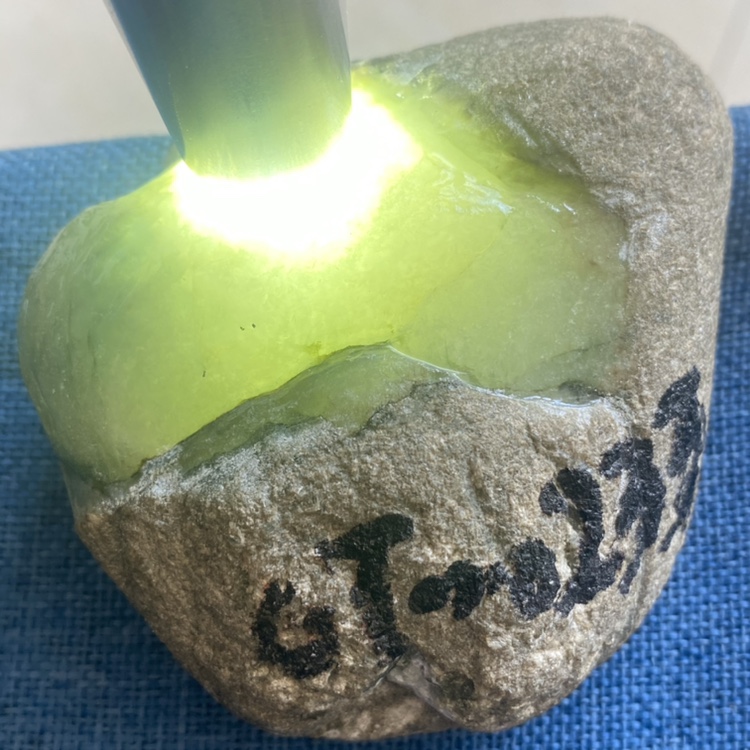 缅甸翡翠原石 老莫西沙 种老 肉细 荧光水足 大牌 挂件料GT0233