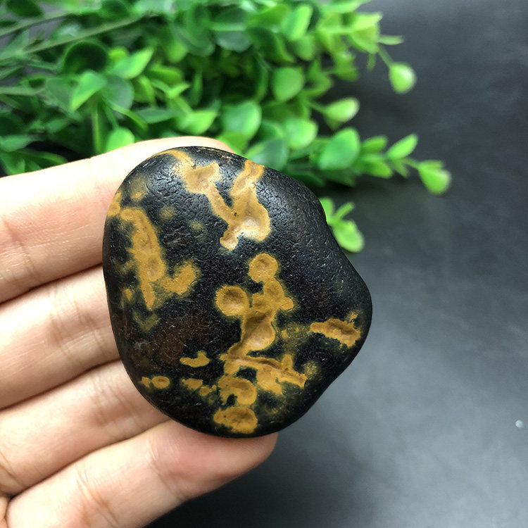 《跪拜》马达加斯加花纹籽料天然冰彩玛瑙马料原石石头手把件收藏