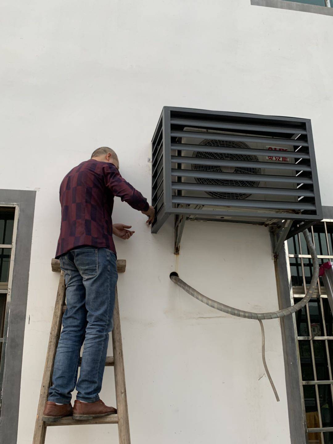 铝合金空调外机罩安装 建筑工程安装队 百叶窗格栅风口高空安装i.