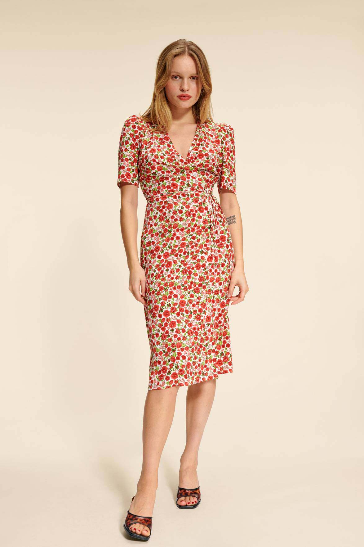 尺下 v领碎花连衣裙女一片式茶歇裙高级感法式收腰中长裙子