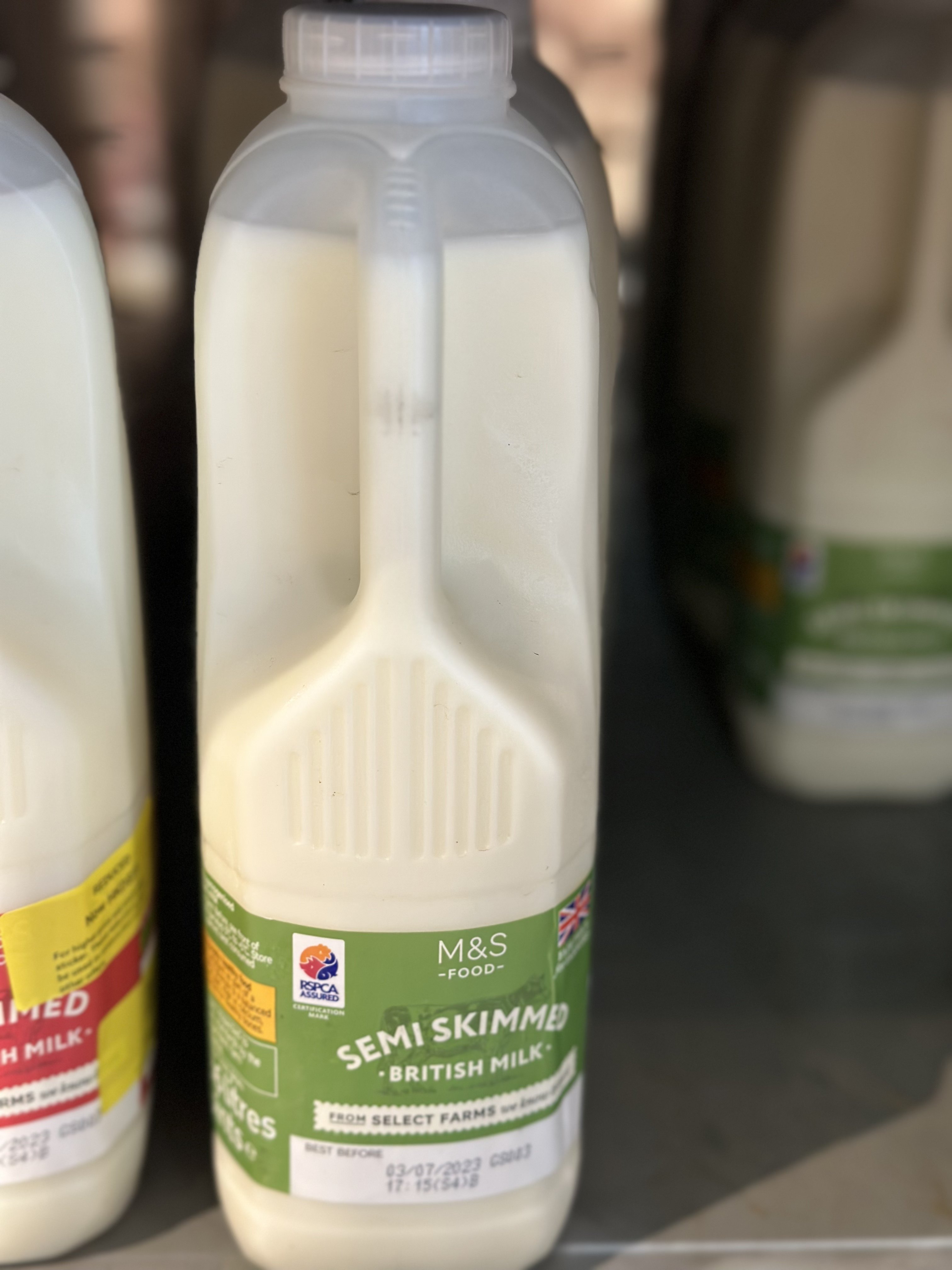代购英国进口 M&S玛莎百货英国半全脂牛奶/半脱脂鲜奶1.136L