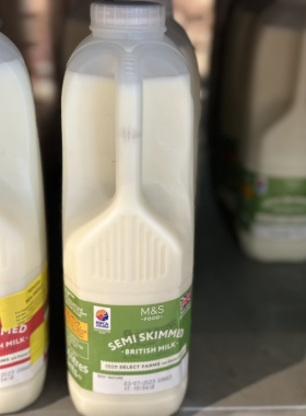 代购英国进口 M&S玛莎百货英国半全脂牛奶/半脱脂鲜奶1.136L